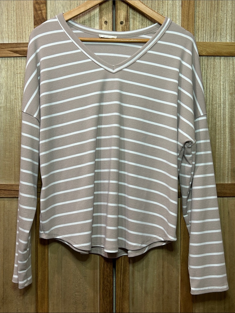 Les Amis women’s size large tope, and cream ribbed v-neck long sleeve